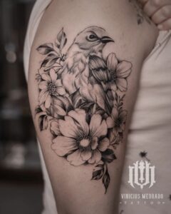 Tatuagem delicada pássaro e flores